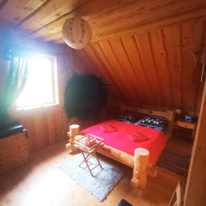 Hubane magamistuba teisel korrusel laia (160 cm) käsitöööna valminud kaheinimesevoodiga/Dhomë gjumi e rehatshme në katin e dytë me një krevat dopio të gjerë ( 160 cm) të punuar me dorë