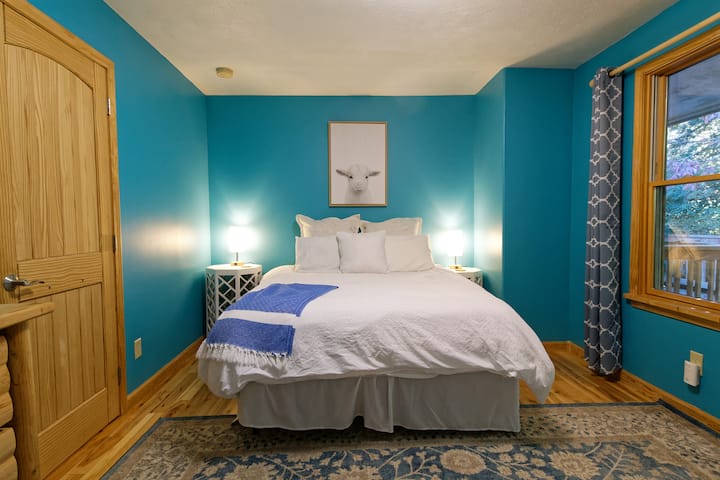 2nd upstairs bedroom with Queen bed.