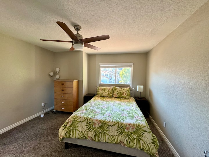 Segundo dormitorio en la planta superior con ventilador de techo y baño con jack y jill adjuntos