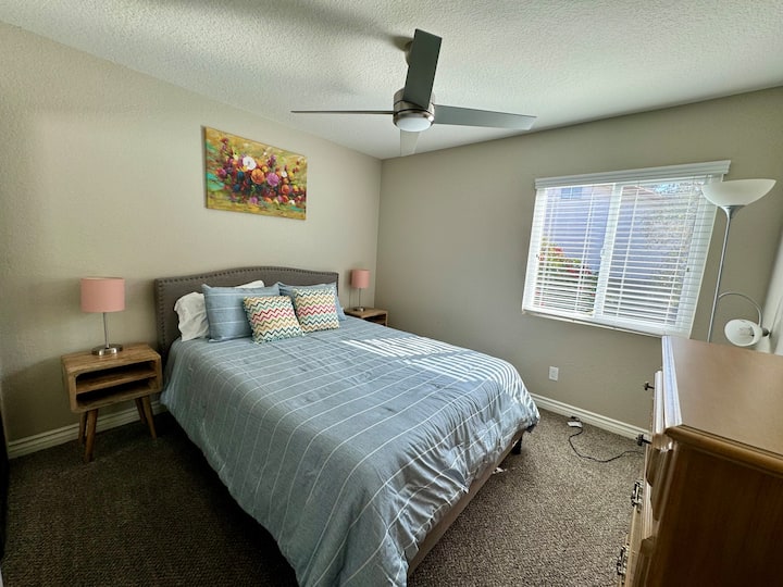 Primer dormitorio en la planta superior con ventilador de techo y baño con jack y jill adjuntos