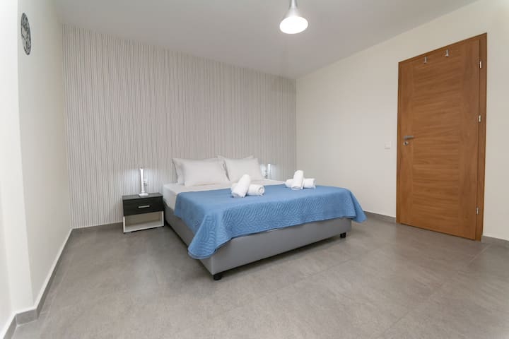 Queen size bed in the master bedroom (all bedrooms have shades that block light entirely)