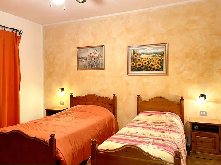 Bedroom on the first floor with balcony and lake view