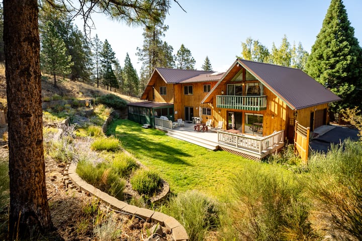 4,800 sqft Mountain Cabin w Views! • Wildlife