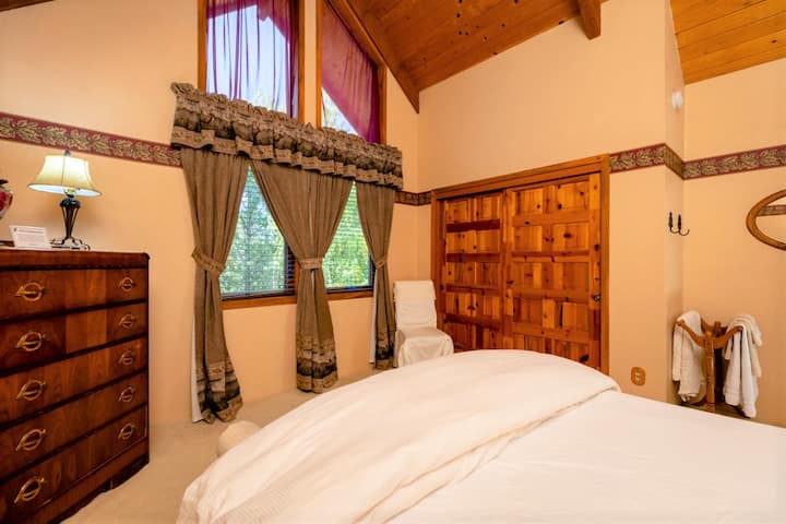 Red Oak Bedroom upstairs (Queen bed)