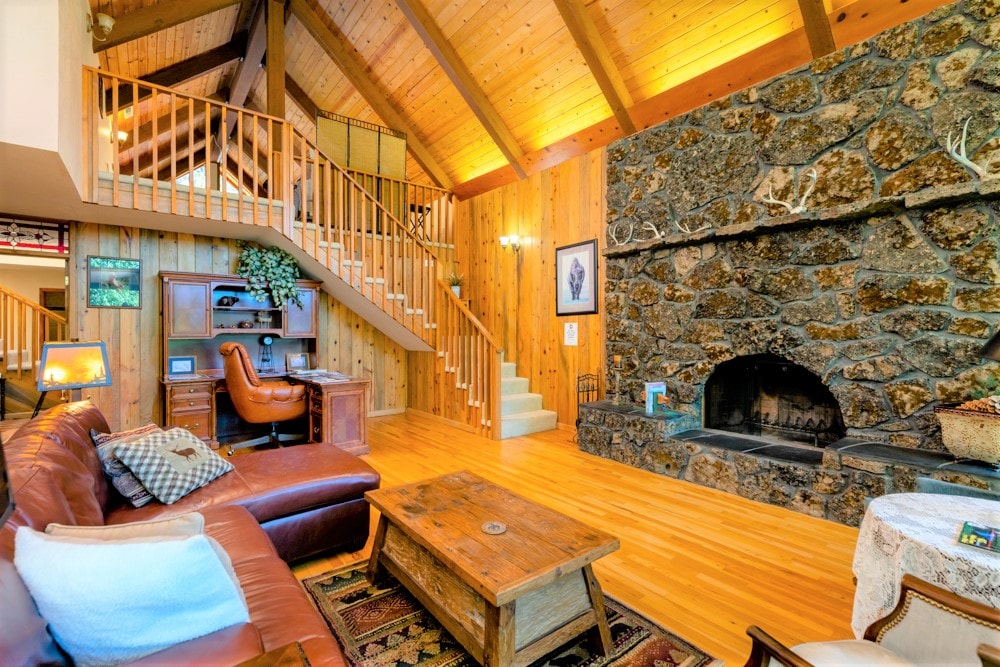 "Hermoso gran estudio con una chimenea de leña de roca volcánica. ¡Ambiente en abundancia! Los enormes techos de la catedral de vigas con paneles de madera le dieron a esta gran casa una cálida sensación de cabaña". - Rick
