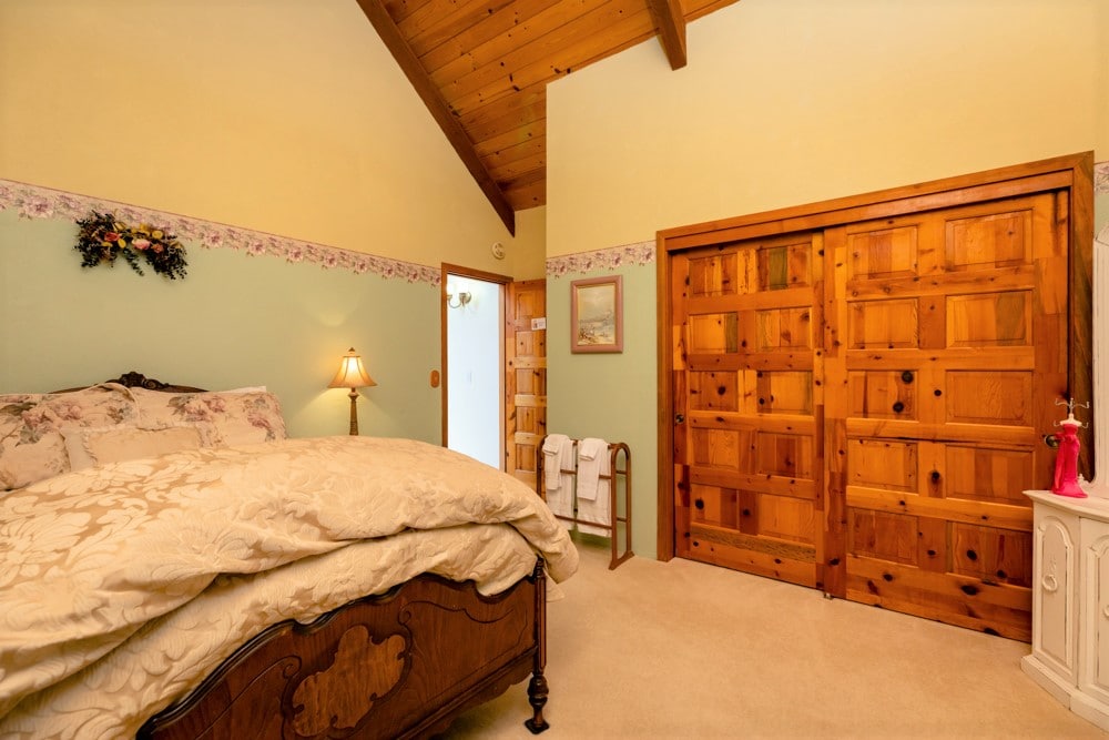 Dormitorio con rosa salvaje en la planta superior (cama doble)