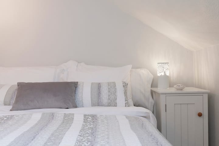  Дупли кревет и ноќна масичка во спална соба 2