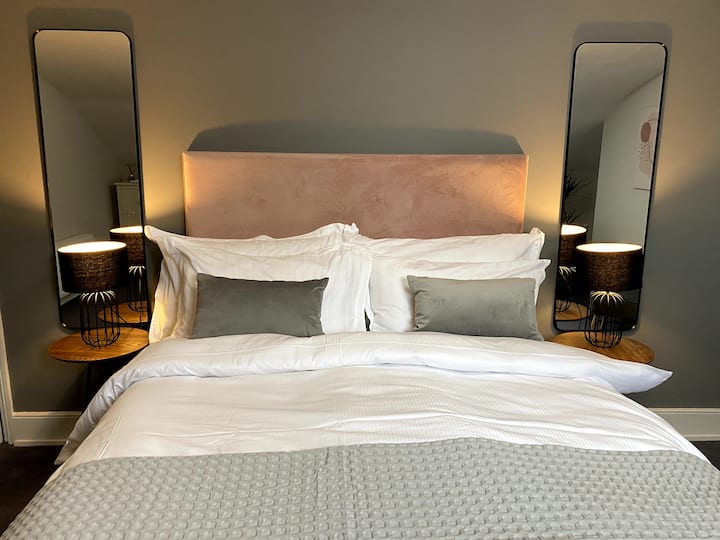 Спална соба 1 - брачен кревет (широк 180 - брачен кревет 