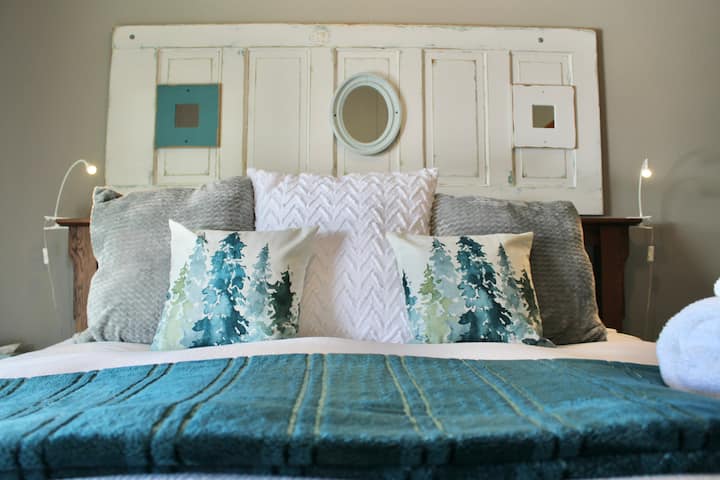 Master king bedroom with TV in room