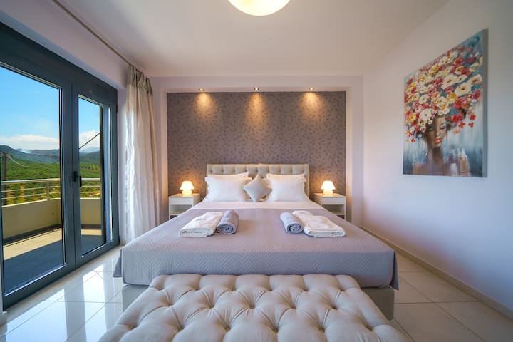 Master Bedroom, so spacious , Just Amazing !
