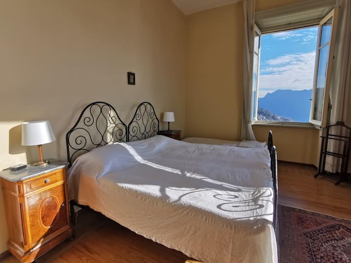 segundo dormitorio doble con vistas al lago y acceso a la terraza