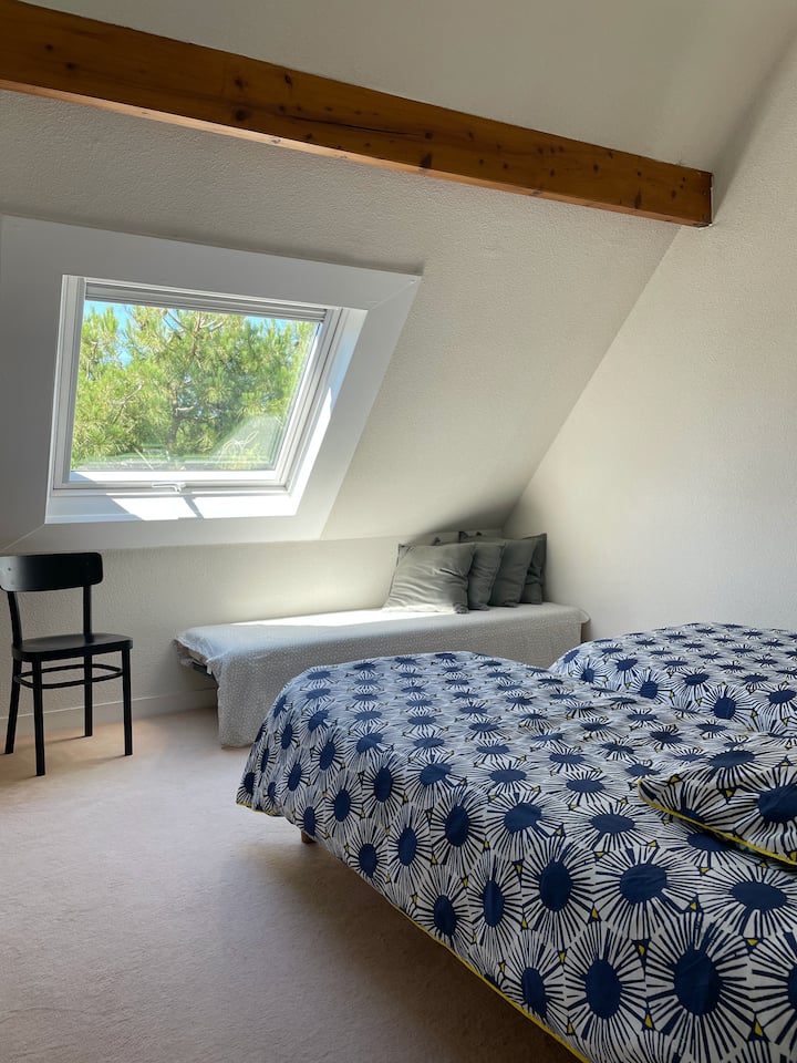 Dhoma e gjumit 2 (kati): 15 m2, 2 80 x 190 krevate që mund të bashkohen për të formuar një krevat 160 dhe një krevat 70 x 190.