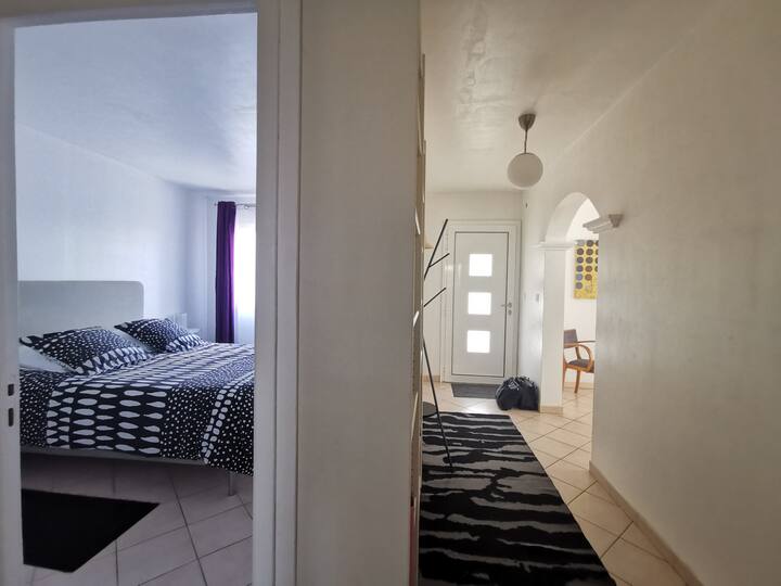 חדר ומסדרון