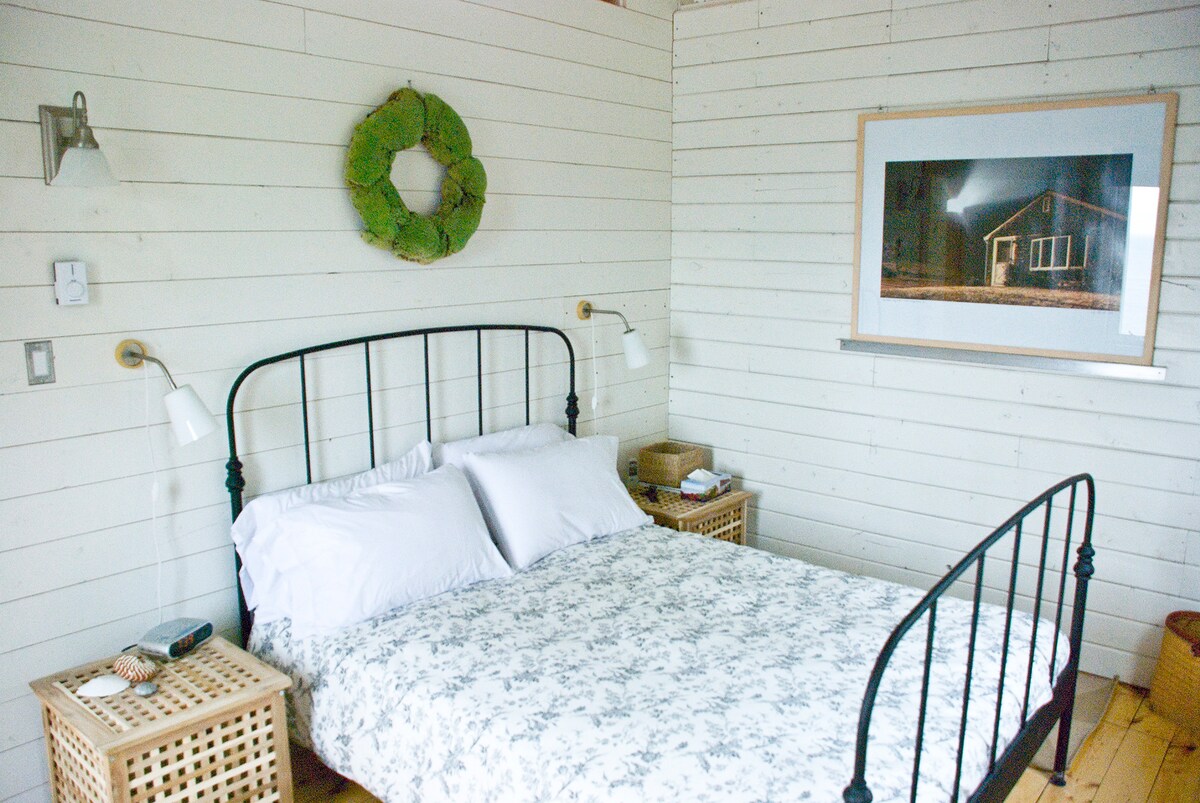 hlavná spálňa s manželskou posteľou Queen, vedľa kúpeľne.