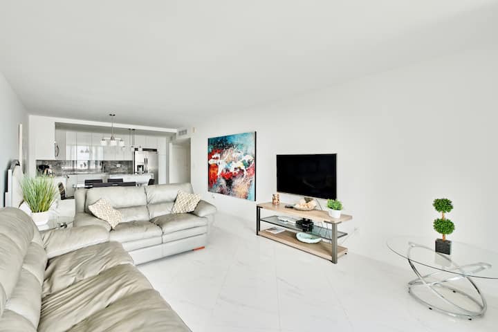 Ocean Views 1 Bed Apartment,2 Beds ,Fully Remodel - Sunny Isles Beach, FL