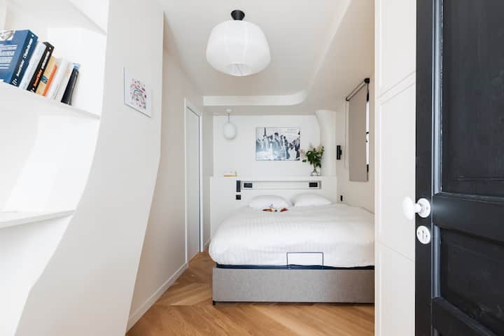 غرفة نوم ثانية بسرير مزدوج وخزانة ملابس