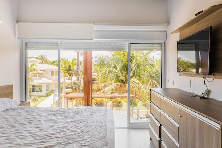 Suite 3 - Front pool (Queen bed)