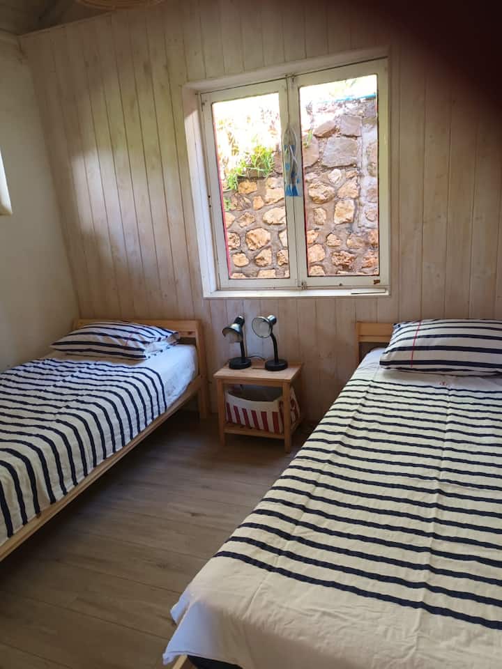 Casa principal, pieza con 4 camas, 2 individuales abajo, piso 1