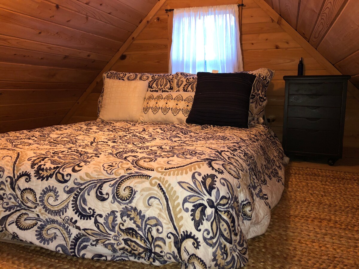 Super cute and super comfy loft bedroom in the cottage
