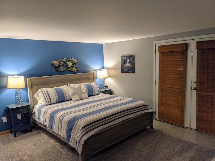 Seconda camera da letto padronale al piano principale con letto matrimoniale grande, bagno privato, lavanderia e terrazza rivolta a est