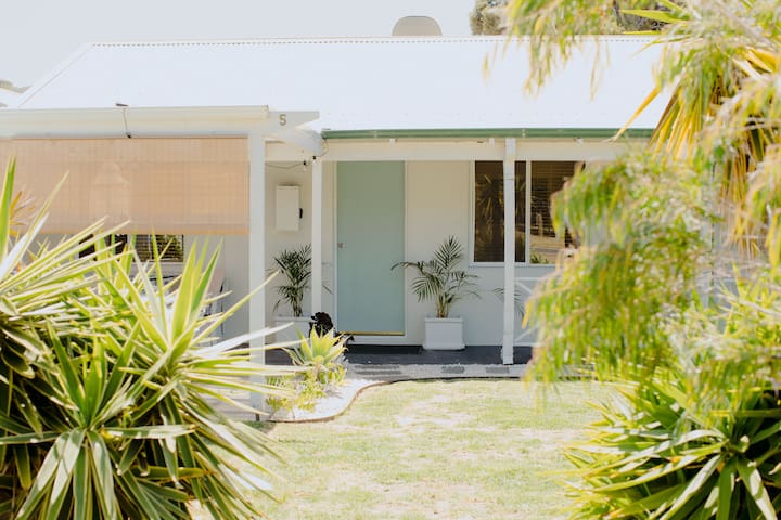 Yalls Bungalow- family beach vibes!