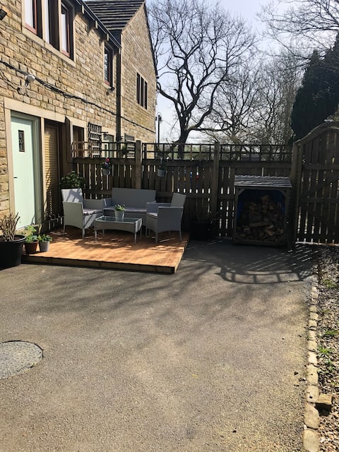 Popular Airbnb listing: Guest Studio in Saddleworth