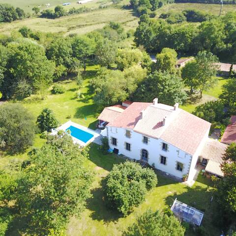 House 280 m² - 7 bedrooms - heated pool - 10 min. to beach