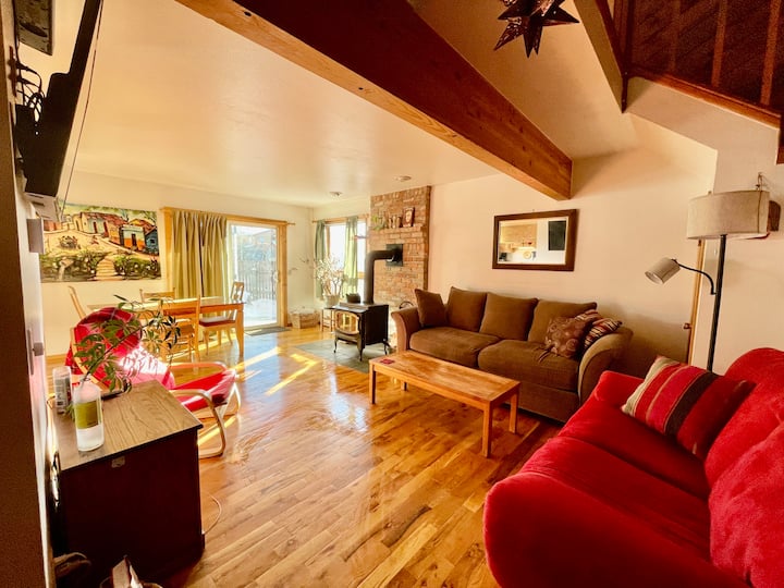 Sunny mountain view getaway with private hot tub Townhouses for Rent