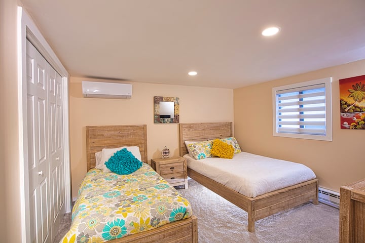 ห้องนอนชั้นล่าง - เตียงคู่และเตียงคู่