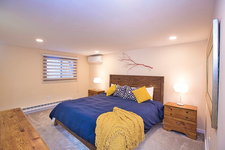 ห้องนอนใหญ่ชั้นล่าง - เตียงคิงไซส์