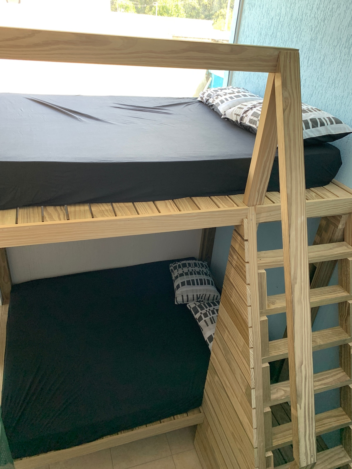 Room on the ground floor with 2 double bunk beds, with air conditioning.