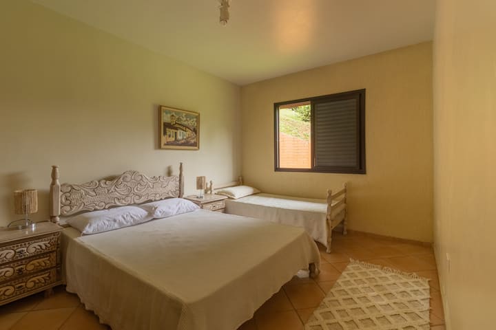 卧室2 -配有双人床和1张单人床 