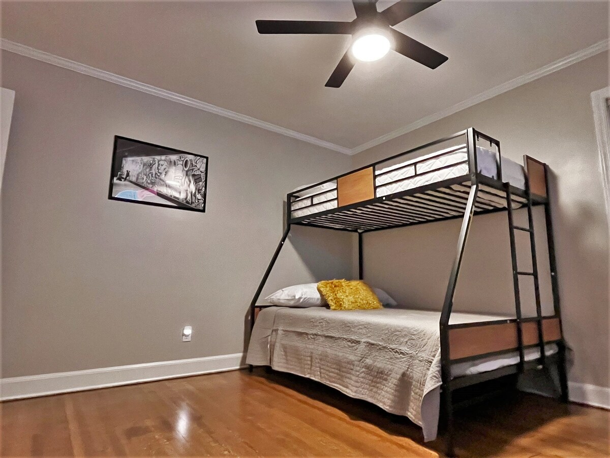 غرفة سرير بطابقين ، مع تلفزيون ذكي وخزانة ومنظم مكعب. مفارش مريحة للغاية. 