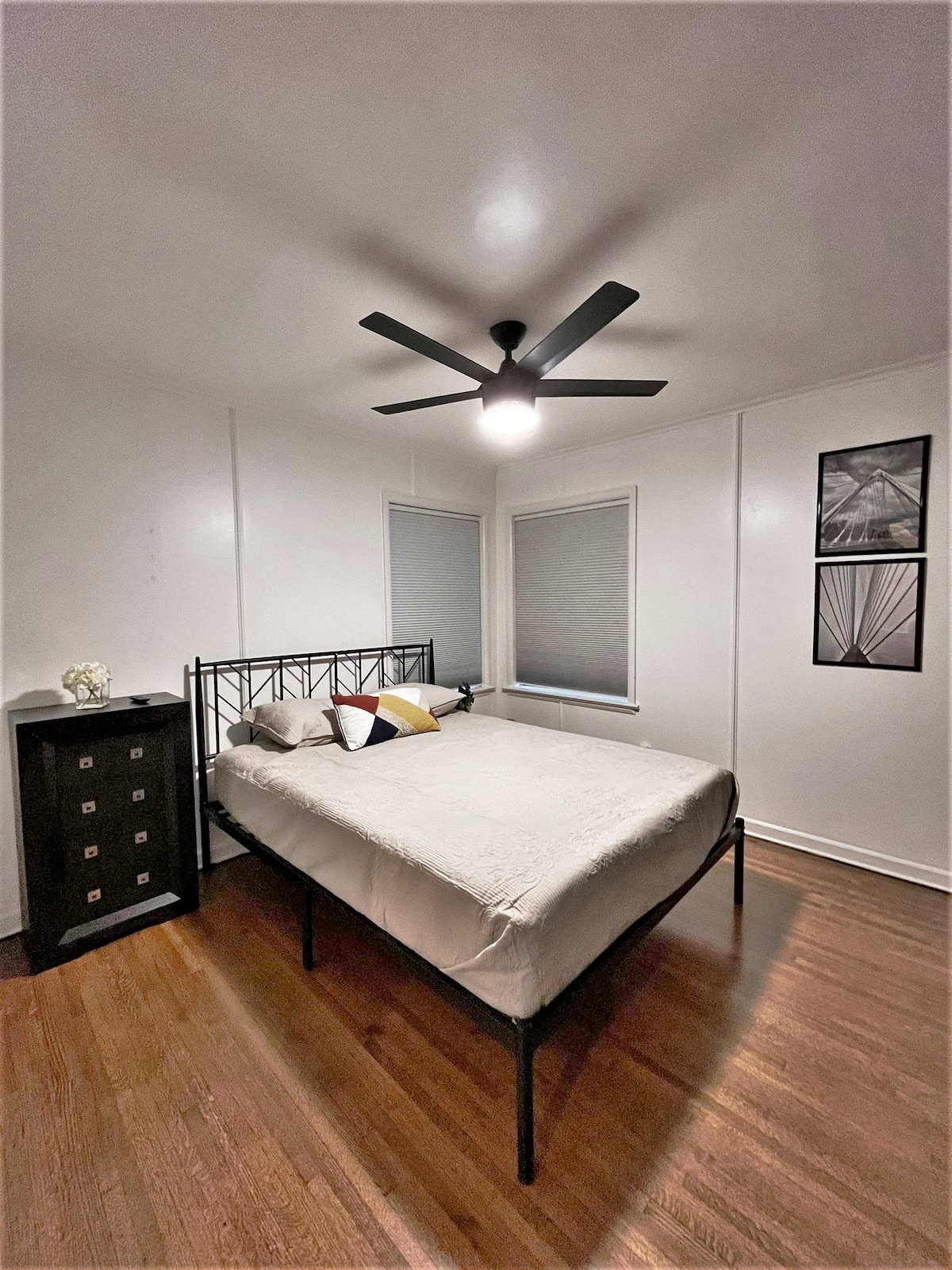 غرفة كوين ، مع تلفزيون ذكي وخزانة ملابس وخزانة ملابس. مرتبة مريحة للغاية.