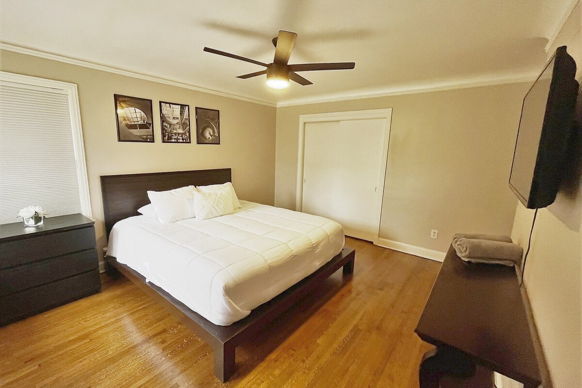 غرفة نوم رئيسية بسرير مريح للغاية بحجم كينغ. خزانة ملابس وخزانتين وحمام رئيسي مع دش زجاجي.