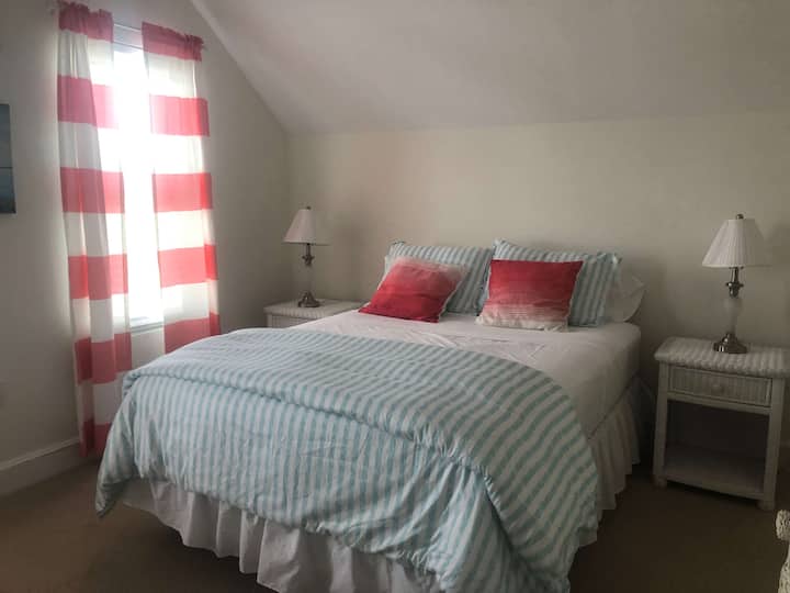 Телевизор с двойно легло и миялна мрежа, разположена на горния етаж