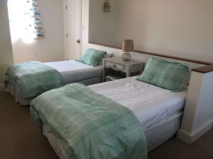 2 от 4 близнака на горния етаж в основната къща на таванското помещение