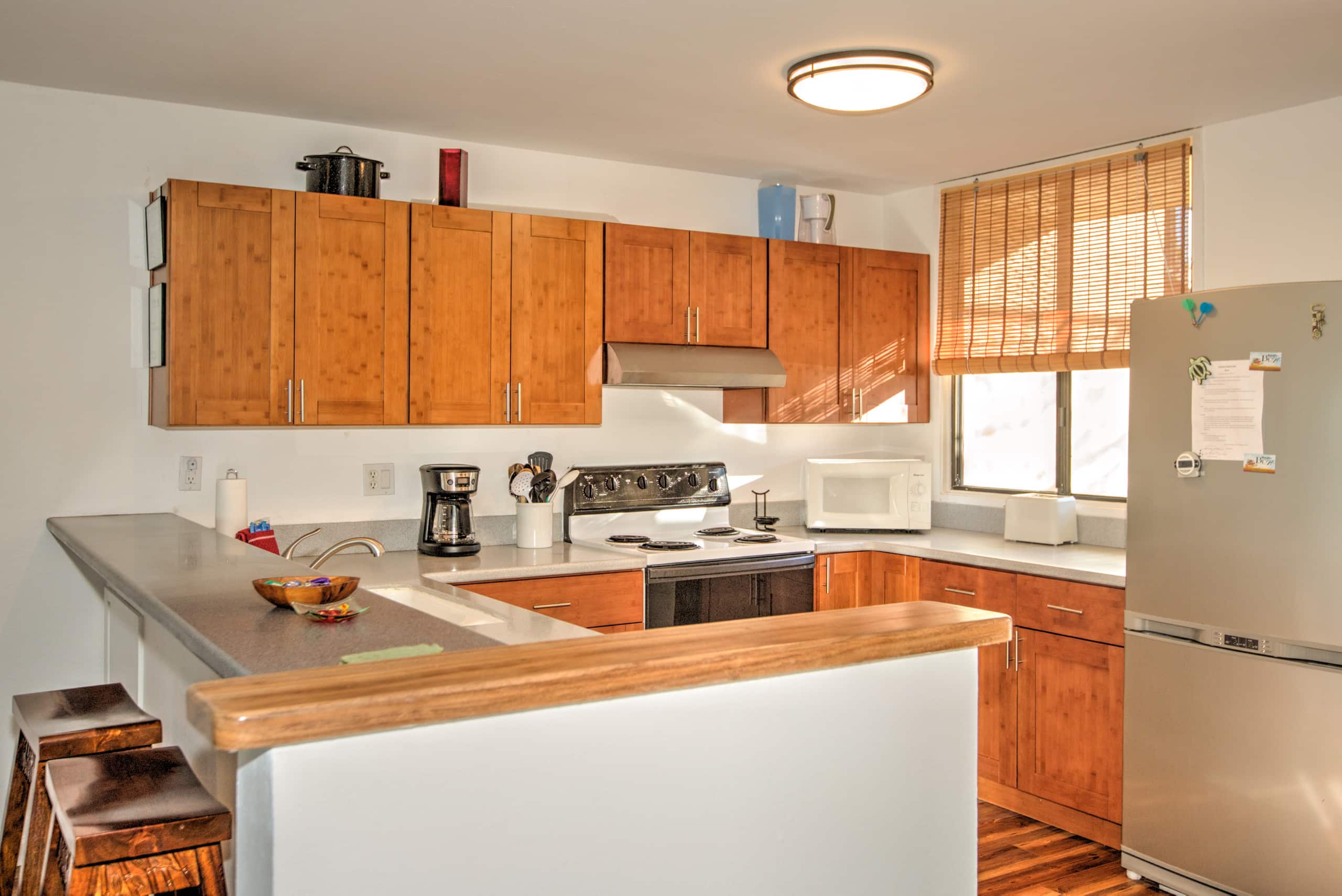 Condo in Kailua-Kona · ★4.86 · 2 bedrooms · 4 beds · 2 private baths - Image 4