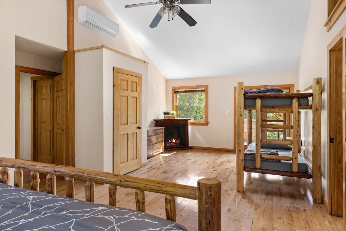 غرفة النوم الرئيسية (الطابق العلوي)