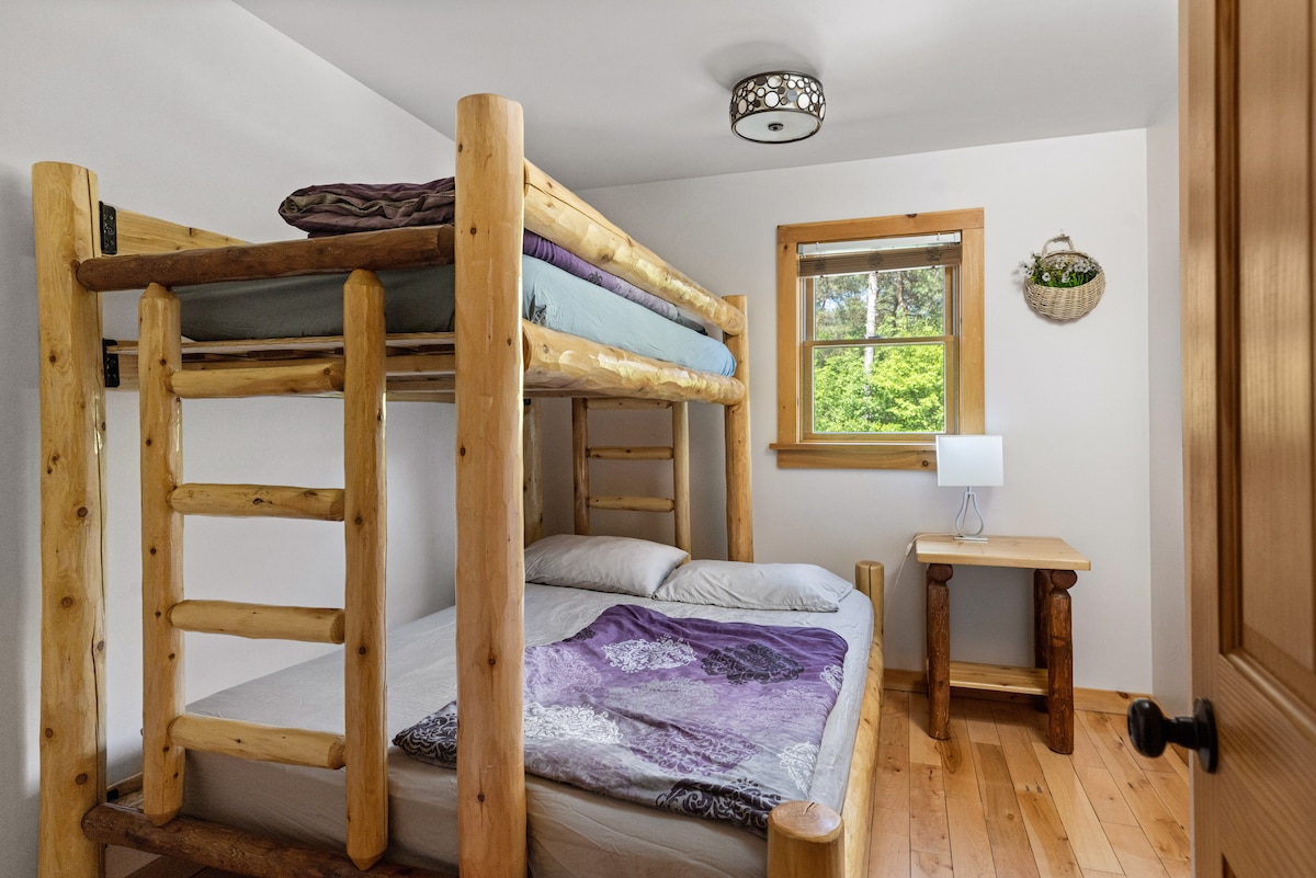 غرفة النوم الثانية (الطابق العلوي)