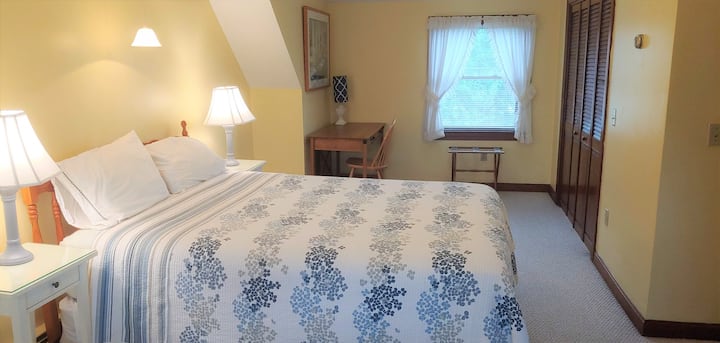 غرفة نوم واسعة بمقاس كبير في الطابق الثاني. مكيف هواء خاص في أشهر الصيف. مساحة مكتبية مع مكتب.