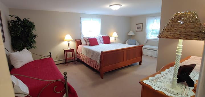 غرفة نوم رئيسية بسرير كبير في الطابق الرئيسي مع حمام رئيسي كامل خاص داخل الجناح.