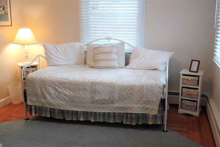 غرفة نوم مزدوجة في الطابق الرئيسي مع عربة مزدوجة قابلة للسحب ، تتسع لنوم شخصين.