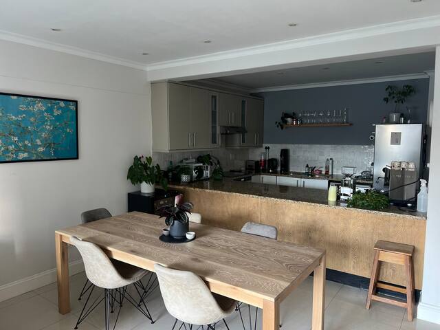 Spacious 100sqm Apartment In Sea Point gallery image 3