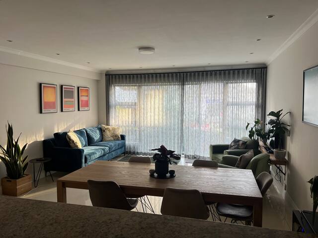 Spacious 100sqm Apartment In Sea Point gallery image 2