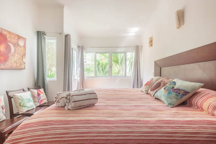 Segundo dormitorio con cama tamaño king. 