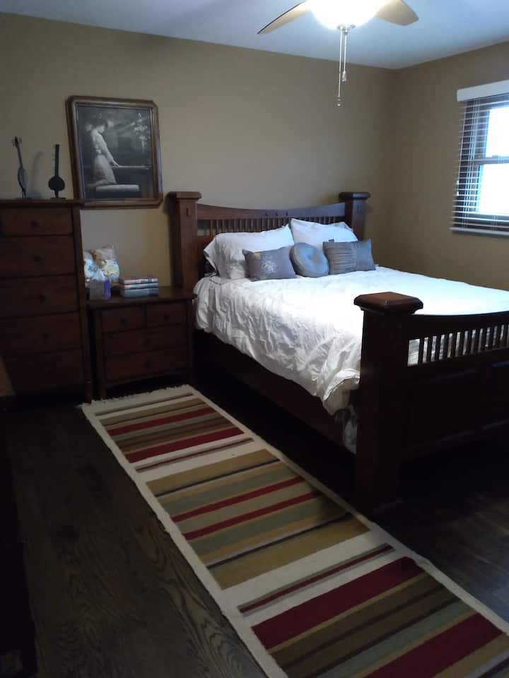 4th bedroom/Queen bed