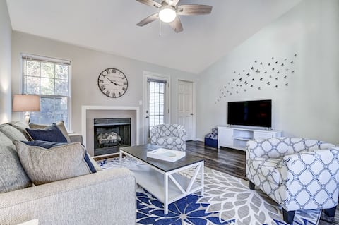 Top Airbnb: Updated Kingbed House 9 min to Uptown. in Toddville Road