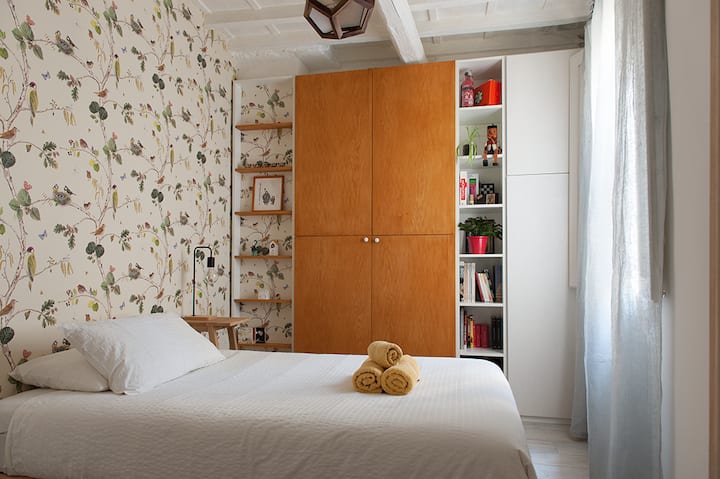 Dormitorio con cama francesa, con escritorio, ventilador, sin aire acondicionado