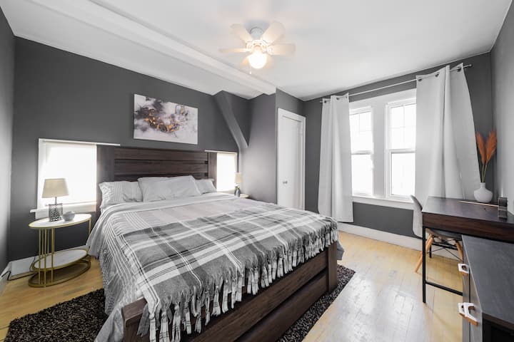 בחדר שינה מס '2 הייתה מיטת קווין סייז, שולחן כתיבה, שידה וארון קטן לשימוש האורח. 